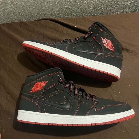 Jordan Black and Red Athletic High-Top Sneakers Jordan 1 Come Fly With Me - Picture 3 of 12